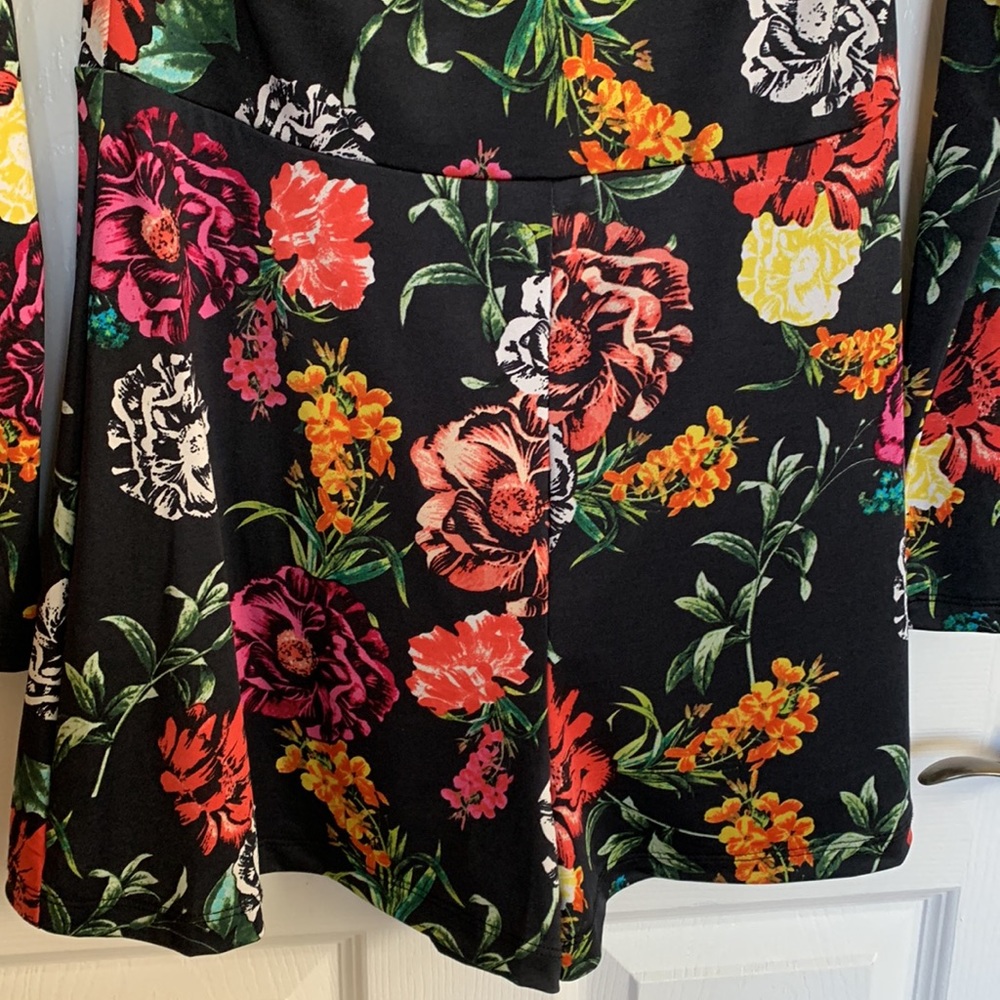 NWT Guess Beautiful, well structured dressy romper. Multicolored 1-28-21 - Picture 4 of 9